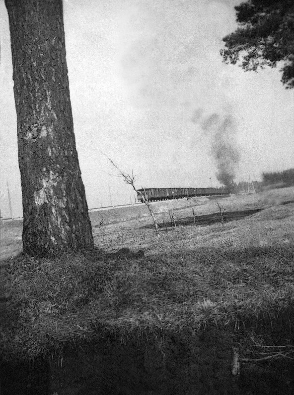 Foto: Deportācija. 1949. gada 25. marts. 
Fotogrāfs Gunārs Janaitis: "…Kā vēlāk izrādījās, tā manā mūžā bija pirmā fotoreportāža, politiskā – čertrpadsmit gadu vecumā."
gunarsjanaitis.wordpress.com/2019/03/24/rau…
#Latvija #okupācija #deportācija #PSRS #noziegums