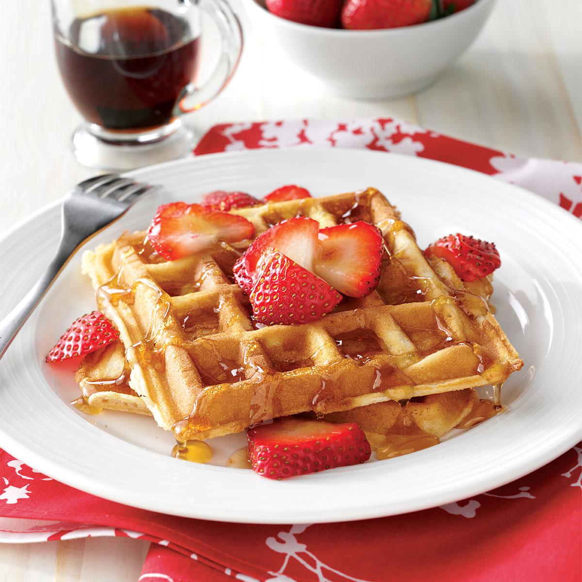 Mil maneras de acompañarlos, pero el mismo sentimiento al degustarlos. ¿Cuántos #waffles te comerás hoy para celebrar su día? #DíaDelWaffle #VolarMagazine