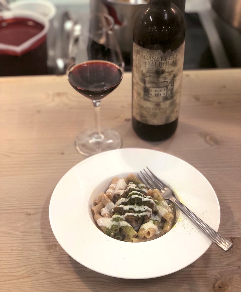 Pasta_Felicetti's tweet photo. Chef @paologriffa con due proposte differenti: una dall’ispirazione mediorientale , con agnello speziato e la seconda vegetariana, con Fusillone matt alla barbabietola e patate. @identitagolose #memoriedipasta #MonogranoFelicetti #igimi19 https://t.co/NSFCID0kaM