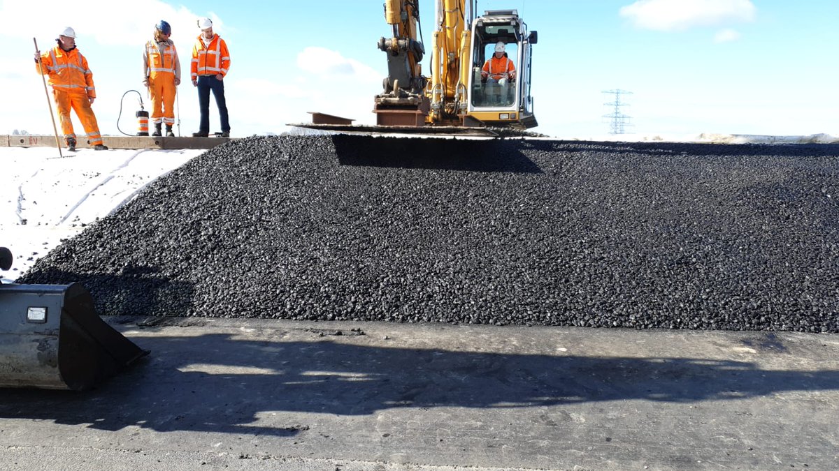 Dijkverbetering's tweet photo. Afgelopen week hebben we tussen Eemshaven en Nieuwstad het eerste open steenasfalt (OSA) aangebracht. OSA is grof en open asfalt. Hier overheen brengen we later klei aan en zaaien dat in met gras. Zo versterken we de waterzijde van dijk, maar realiseren we ook een groene strook. https://t.co/bkIJugSySu
