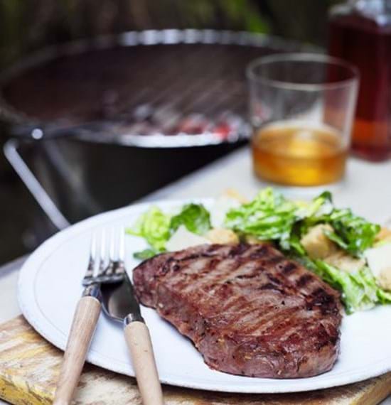 Deja reposar la carne antes de cortarla: de 5 a 10 minutos para cortes más pequeños, como filetes, y de 15 a 25 minutos para las piezas de asado grandes, cubriendo la carne con un trozo de papel de aluminio #cocina #gastronomía