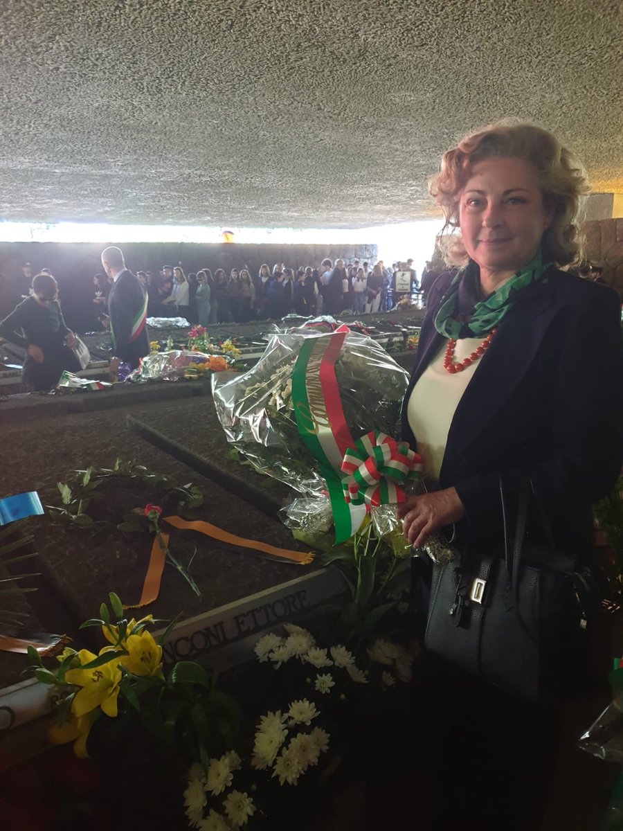 ComuneGenzano's tweet photo. Il Comune di Genzano di Roma partecipa alla cerimonia commemorativa in occasione del 75esimo anniversario dell'eccidio delle Fosse ardeatine, ricordando tutti coloro che vennero fucilati il 24 marzo 1944 in una cava sulla via Ardeatina. https://t.co/D2BNHtuRE8 https://t.co/Sjb2G8fCIg