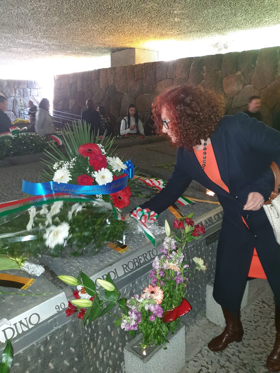 ComuneGenzano's tweet photo. Il Comune di Genzano di Roma partecipa alla cerimonia commemorativa in occasione del 75esimo anniversario dell'eccidio delle Fosse ardeatine, ricordando tutti coloro che vennero fucilati il 24 marzo 1944 in una cava sulla via Ardeatina. https://t.co/D2BNHtuRE8 https://t.co/Sjb2G8fCIg