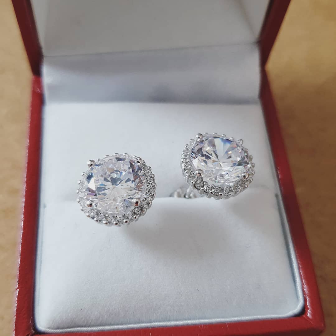 #giveaway time! #win a pair of these stunning Sterling Silver Studs! Simply RT, Follow and tag two friends to enter! Winner announced Wednesday at 12:30pm! Good luck all 🤞Shop here ==> clarojewels.com

#ContestAlert #contest #competition #comp #jewelry #fashion