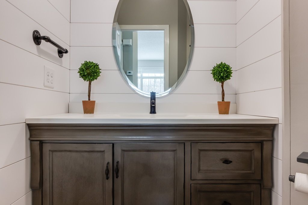 HomeStagingMN's tweet photo. Shiplap in a small powder room can add character without overwhelming the space. #Shiplap #HalfBath #PowderRoom #RoomsWithStyle #InteriorDesignMinneapolis https://t.co/kB1s1FuSt3