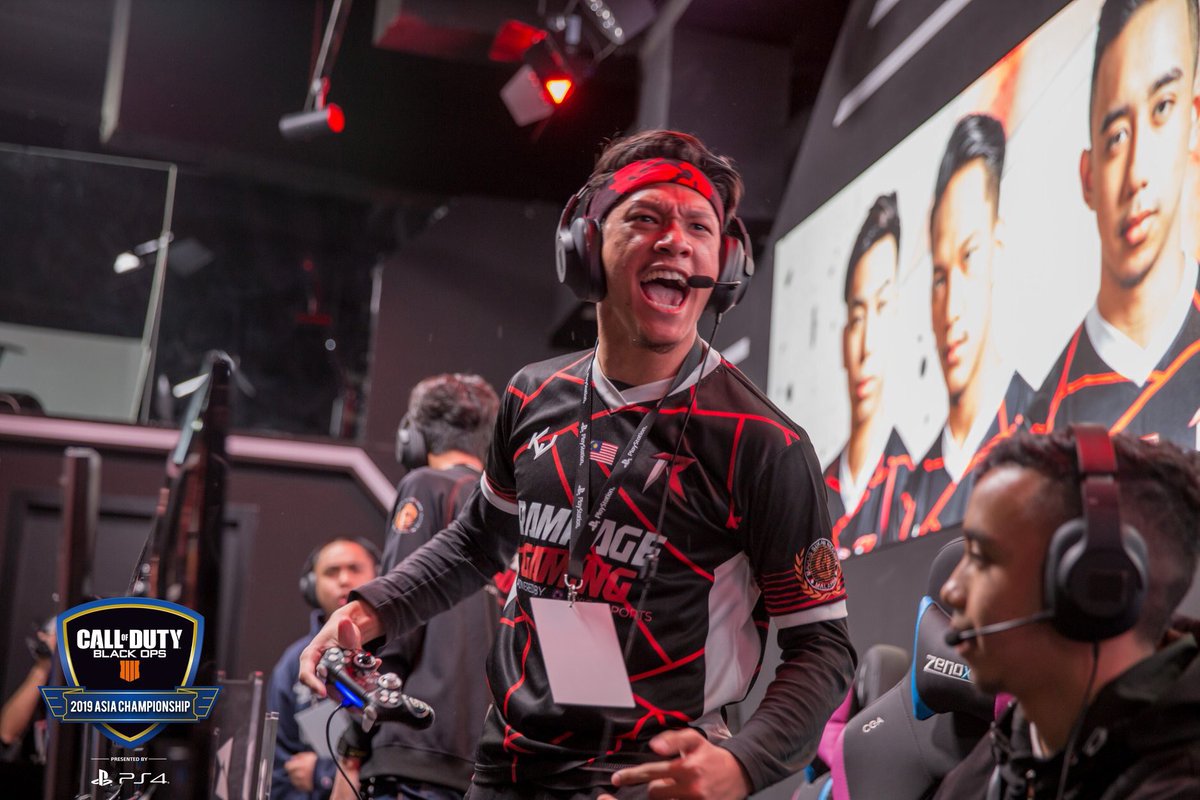 LovePotionSEA's tweet photo. The personas of the event. The Hero and the Villain. What an event.  

#CODAsiaChampionship2019 https://t.co/KEIN9De1dk
