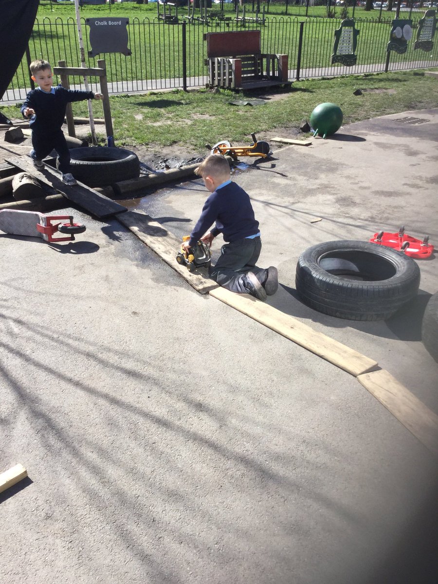 AHPSoldaccount's tweet photo. We've all been very engaged with learning outside this morning, making the most of the sunshine ☀️#outdoorleraning #engagedandinvolved https://t.co/5Kj8aGeRJ7
