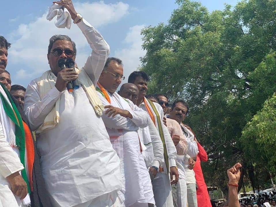 IChitradurga's tweet photo. ಚಿತ್ರದುರ್ಗ ಲೋಕಸಭಾ ಕ್ಷೇತ್ರದ ಅಭ್ಯರ್ಥಿ ಚಂದ್ರಪ್ಪ ಅವರು ನಾಮಪತ್ರ ಸಲ್ಲಿಸುವ ವೇಳೆ ಆಯೋಜಿಸಿದ್ದ ಕಾ��ಗ್ರೆಸ್ ಪಕ್ಷದ ಕಾರ್ಯಕರ್ತರ ಸಮಾವೇಶದಲ್ಲಿ ಕೆಪಿಸಿಸಿ ಅಧ್ಯಕ್ಷರಾದ ದಿನೇಶ್ ಗುಂಡುರಾವ್ ಮಾಜಿ ಮುಖ್ಯಮಂತ್ರಿ ಸಿದ್ದರಾಮಯ್ಯ ಭಾಗವಹಿಸಿದ್ದರು.
#ಕರ್ನಾಟಕದ_ಪ್ರಗತಿಗಾಗಿ_ಮೈತ್ರಿ https://t.co/KqFClJVD1a