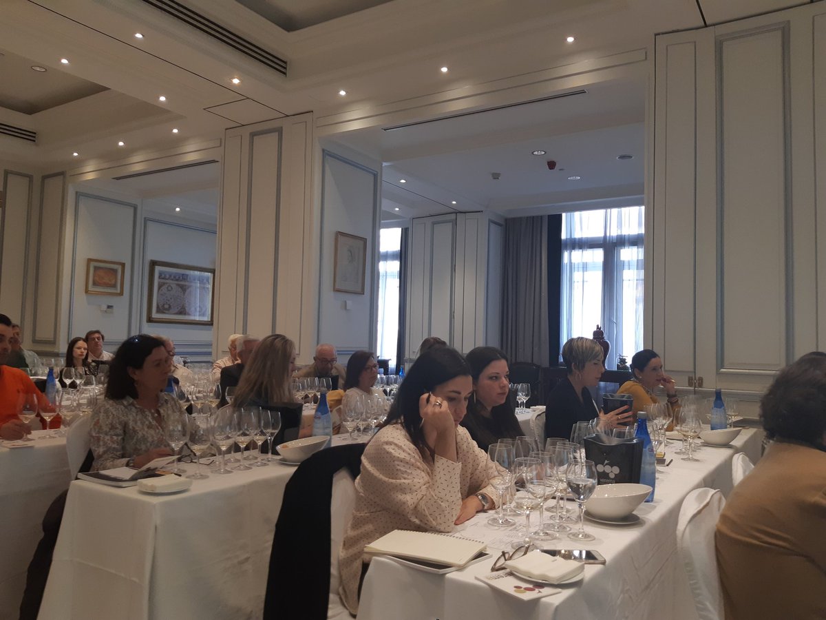 Verema's tweet photo. ¡Fantástica la cata de vinos blancos de #PortugalDecanta #Verema https://t.co/Xe0inzmqro