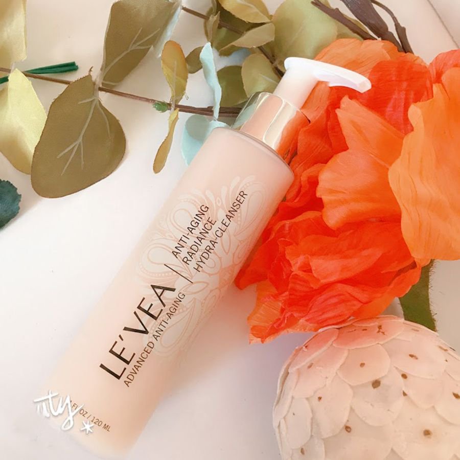 LeveaAntiAging's tweet photo. One of our poplar product is this anti-aging radiant face wash! Get bright flawless look with this face wash today! ππ―π #antiaging #skincaretips #levea #beautifulskin #shoponline #followme #beautyblog #flawlessskin https://t.co/baIC3JAs8H