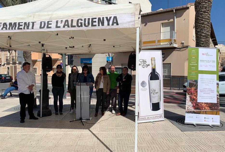 Presentación oficial del proyecto Eco-Distrit en #Algueña, con marcha senderista, almuerzo y sesión vermut.
La alcaldesa, acompañada de miembros de municipios participantes, y representantes de <a href="/SEAE_Agroecolog/">SEAE</a> y <a href="/GALsurAlicante/">GAL Sur Alicante</a> , dieron la bienvenida a este innovador proyecto.