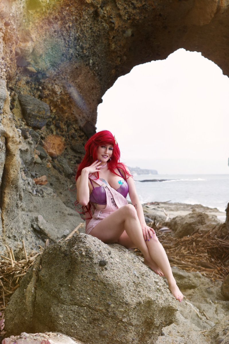 Captive_Cosplay tweet media