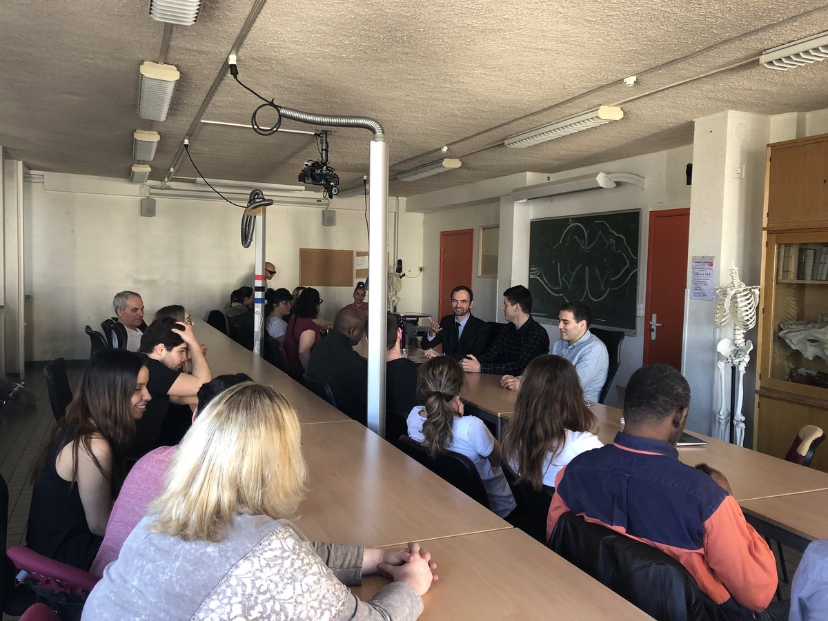 BenjaminMH's tweet photo. Avoir une carrière utile et épanouissante malgré un handicap c’est possible ! Merci au Centre de formation et de rééducation professionnelle de l’@ValentinHauy pour cet échange sans langue de bois entre @AlterMassage et vos super stagiaires ! https://t.co/E0zfVu293k