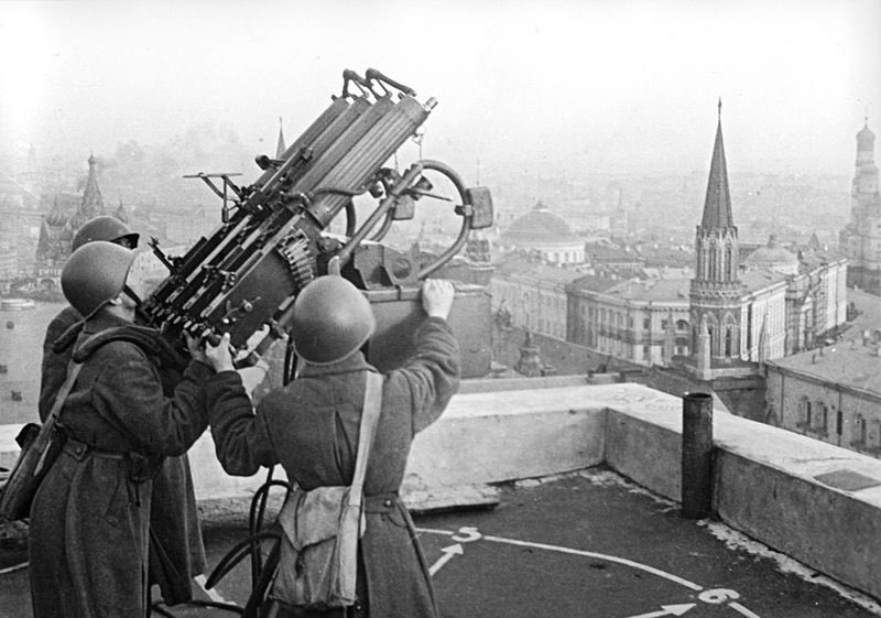 World War Ii History On Twitter Soviet Anti Aircraft Gunners On The Roof Of Moscow S Central Hotel Moskva History Wwii