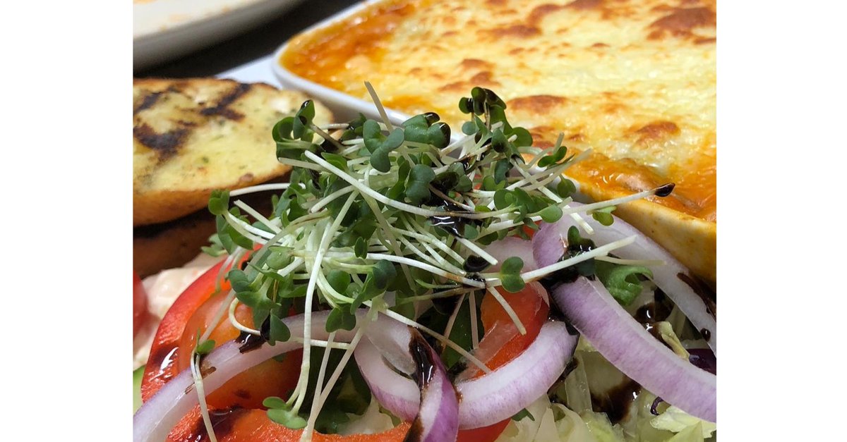 YBI Lasagne!!! Delicious homemade bolognaise & cheese sauce, served with garlic bread and fresh mixed salad. 😋

#lunch #peakdistrictfood #eatdrinkpd 
#homemade #lasagne #bamford #peakdistrict #derbyshiredining #pubclassic #pubfood #countrypub