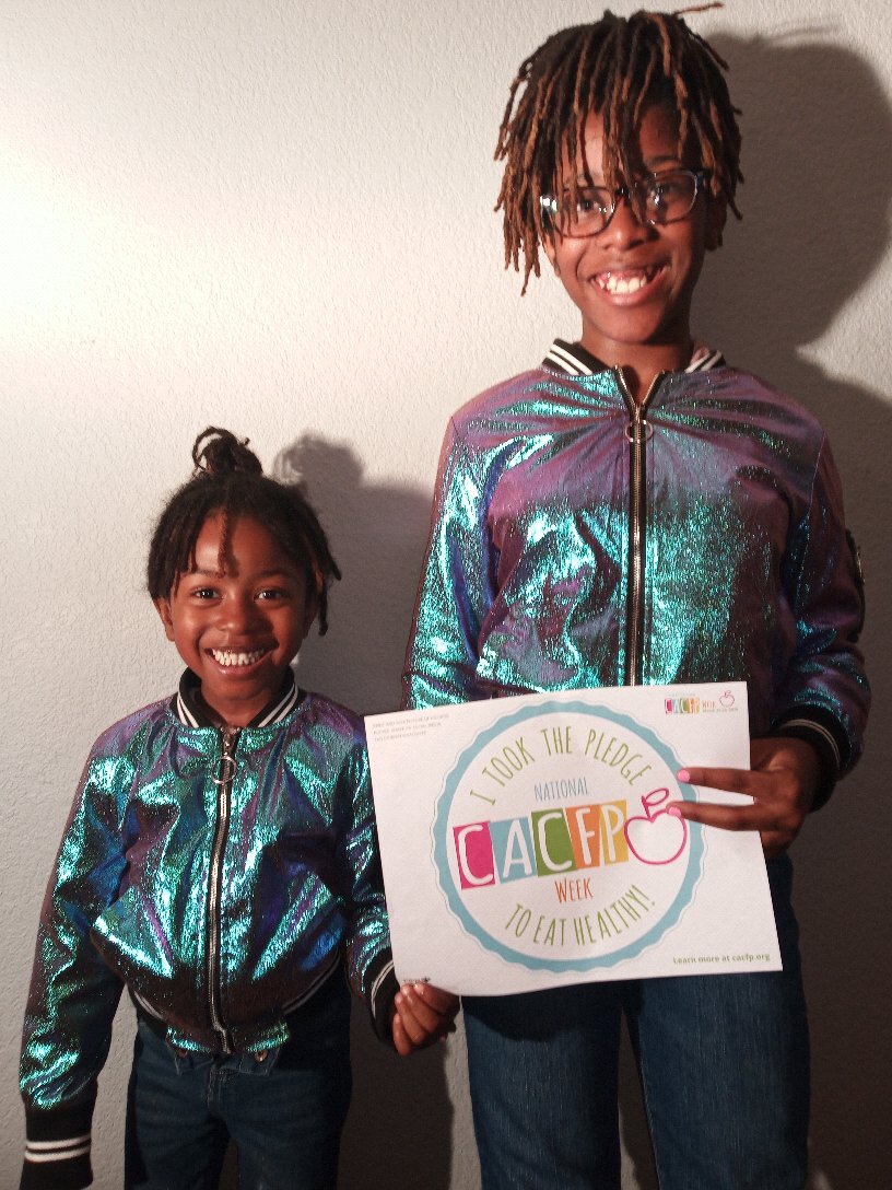 MinuteMenu's tweet photo. Support team member, Broderick's, family took the pledge to eat healthy! 🍎🥕👍 https://t.co/1dNQ93NRSG