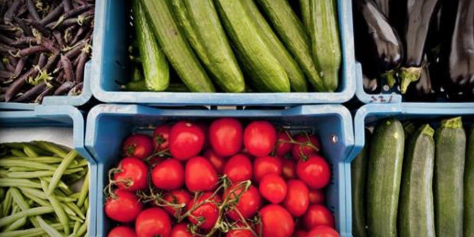 NUnl's tweet photo. De Albert Heijn in Hoofddorp heeft vanaf vandaag een plasticvrije groenten- en fruitafdeling. Gedurende een maand liggen honderd producten zonder plastic verpakking in de schappen. https://t.co/IMITc9Jqhw https://t.co/aS2CaWhGzG