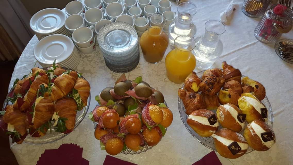IntiDiplomat's tweet photo. #Intiexperience Colazione di lavoro questa mattina con un piccolo dessert di Pompi. Chiamaci per i tuoi eventi, siamo in grado di soddisfare tutte le tue esigenze! #catering #inti #breakfast #delicatesse https://t.co/tjTFMji6bL