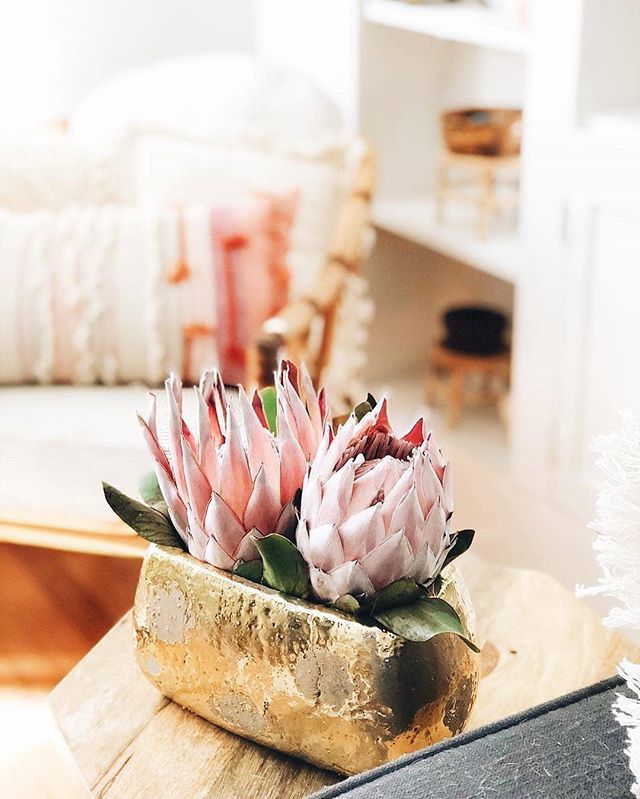 RaycePR's tweet photo. #rprclient @fiftyflowers combines modern muse and organic embellishments with this stunning piece! Photo: @bungalowbohemia https://t.co/ApPgKqRSXC