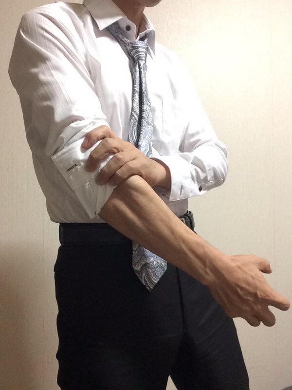 まこ立会人 でもアームバンドつけてない腕まくりも好きなんだ
