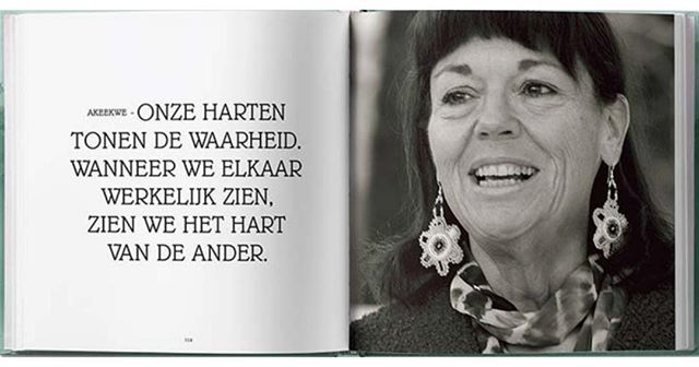 Wijze les van Akeekwe: open je hart, zie elkaar echt, maak contact! 
Dit soort fijne motivatie en inspiratie vindt je terug in het Down To Earth Koffietafelboek - en je helpt onze crowdfundingcampagne als je deze nu aanschaft - leuk als cadeau of als aandenken aan een betere…