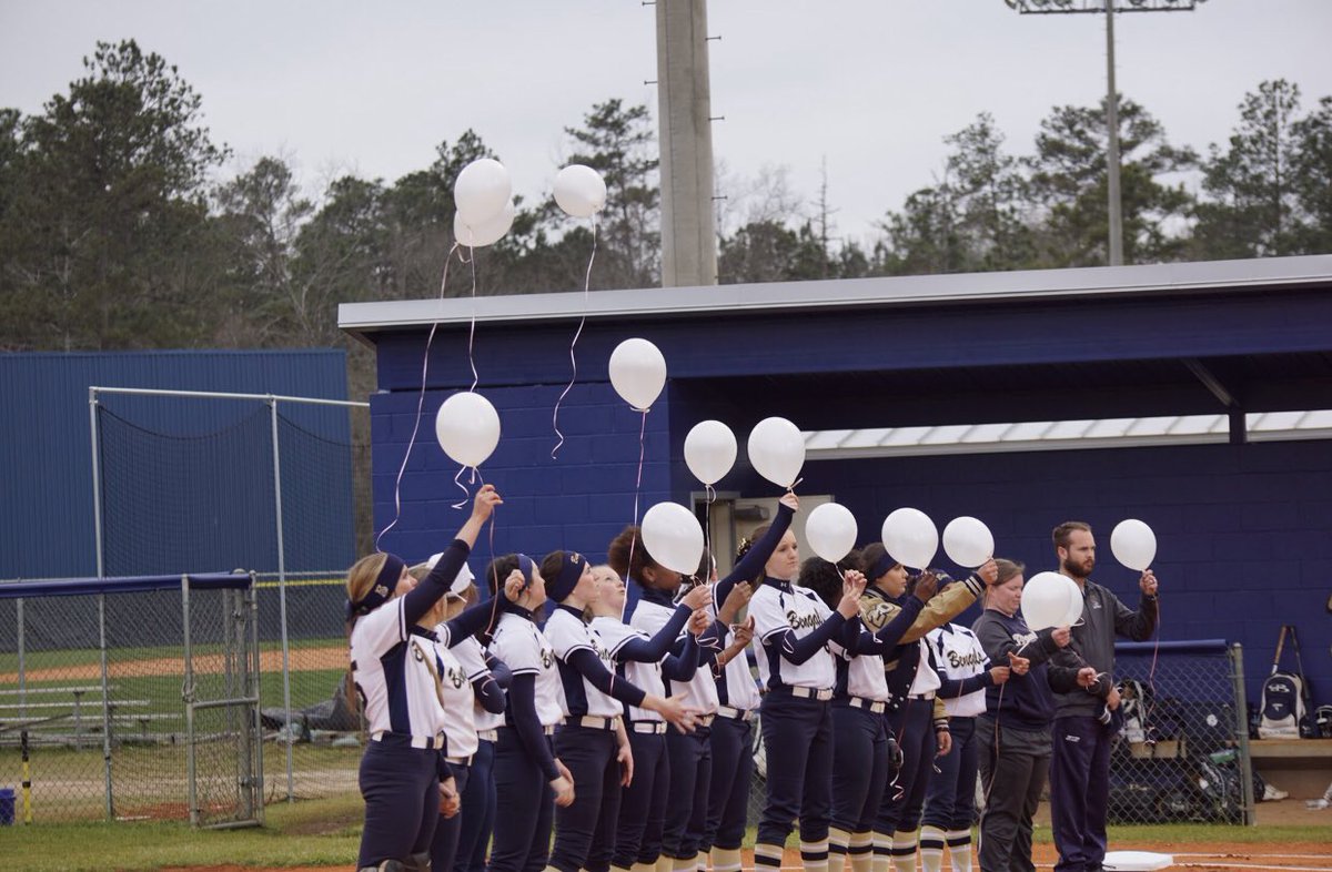 kendallmparker's tweet photo. A year ago today we got the worst news. Not only had we lost a teammate but a sister. Sydney you were loved by so many and our so missed. 🌻💓 #ohana https://t.co/0GOwCdwF9a