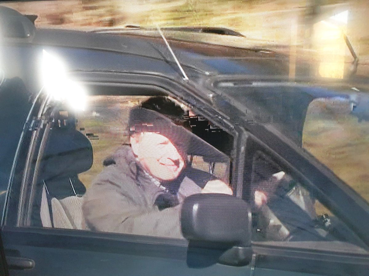 cliveGravett's tweet photo. @BBCNewsPR You filmed Boris Johnson yesterday driving on a public road (Missenden Road) just before he enters Chequers driveway NOT wearing a seat belt, if he does not have an exemption certificate you have filmed a crime, what action do you propose taking.@ThamesVP  @BBCNews https://t.co/WFF4yXbkt3