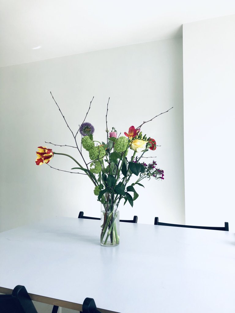 StephaJacobs's tweet image. De lente is gearriveerd in mijn pas geverfde eetkamer. #wheredidtheweekendgo?