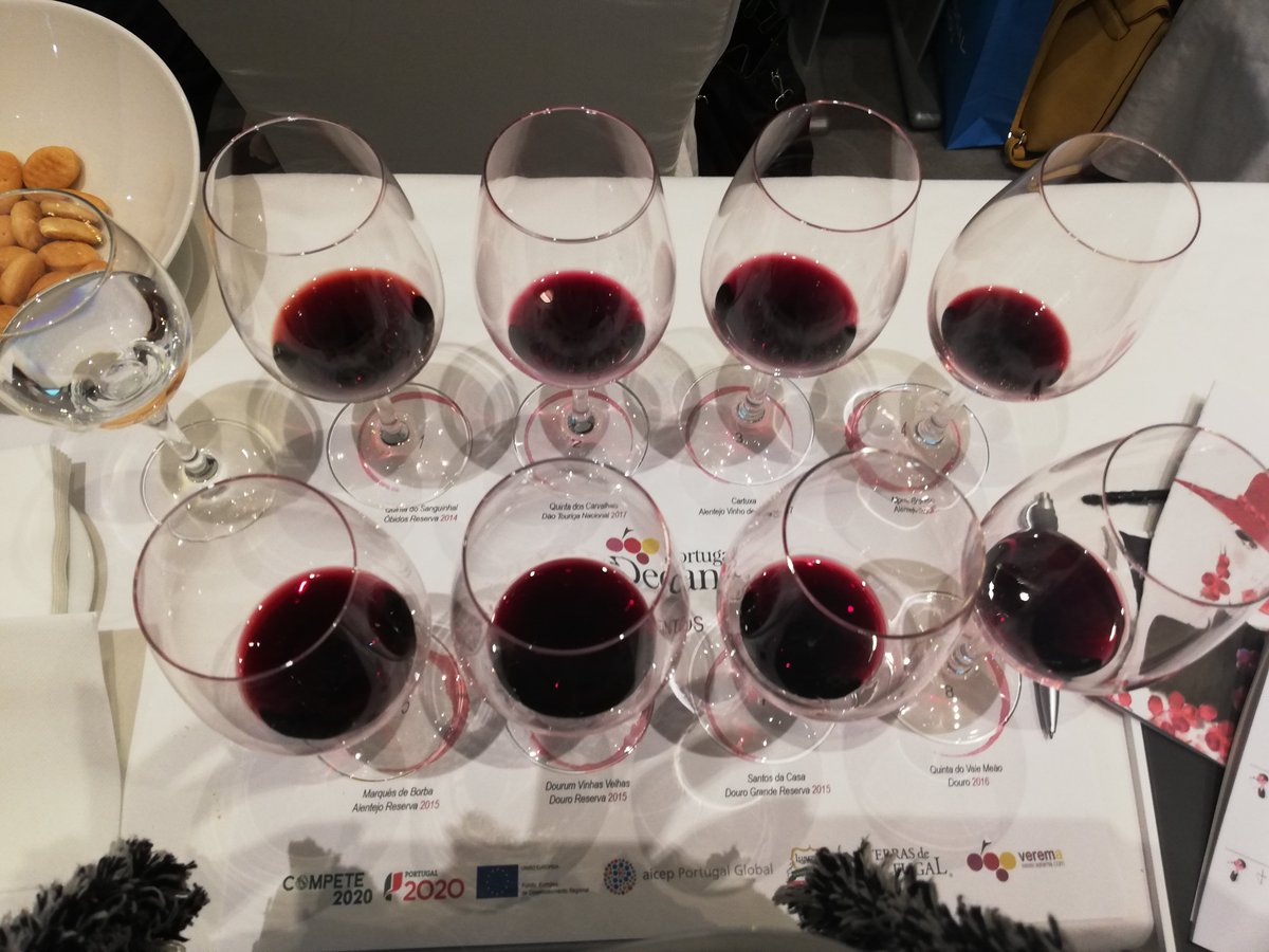 es_vinoy_punto's tweet photo. Estupenda cata de vinos tintos de Portugal impartida pod. Luís López periodista y experto en estos vinos bajo el marco de #PortugalDecanta organizado por @Verema. Una experiencia única a la que hemos tenido el gusto de poder acceder. 😀🍷#esvinoypunto https://t.co/yjd4d4AQDO