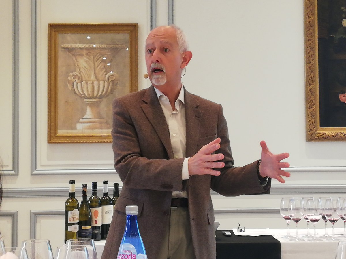 es_vinoy_punto's tweet photo. Estupenda cata de vinos tintos de Portugal impartida pod. Luís López periodista y experto en estos vinos bajo el marco de #PortugalDecanta organizado por @Verema. Una experiencia única a la que hemos tenido el gusto de poder acceder. 😀🍷#esvinoypunto https://t.co/yjd4d4AQDO