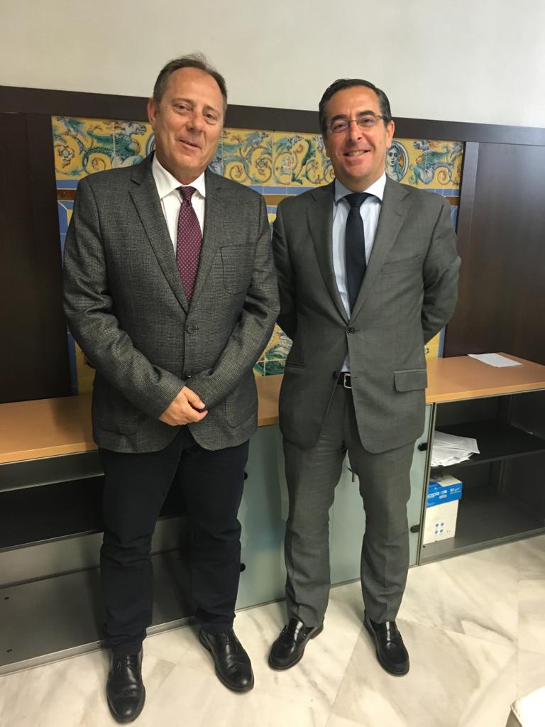 AJDEPLA_policia's tweet photo. Nuestro Presidente, Juan Ferrer, participa hoy en la Mesa de Trabajo de la Comisión de la Ley de Coordinación de #PolicíasLocales de #Andalucia presidida por el Secretario General de Interior y Espectáculos Públicos @Miguel_Briones_  @AndaluciaJunta https://t.co/IXl4D1xjPv