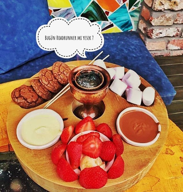 maiachocolates's tweet photo. Roadrunner sevenler nerede ? 📍Çengelköy &amp; Natoyolu şubelerimize bekleriz.
.
.
.
.

#roadrunner #maiachocolates #chocolate #chocolates #turkey #türkiye #istanbul #çengelköy #üsküdar #patisserie #patiserie #gezelimgörelim #çikolatakrizi #ümraniye #tatl… https://t.co/hFYCcUtvMo https://t.co/dwuZdJOMju