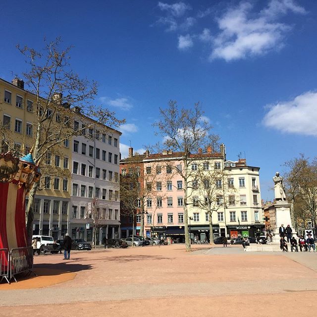 Un lundi au soleil ! 😊 .
#croixrousse #lyon #onlylyon #mangedulyon #lyoncity #place #france #printemps #lyonnaise #lyonnais #carroussel #jacquard