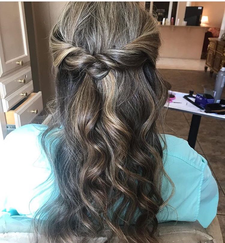 We can’t get enough of these romantic spring styles 😍 Kristen created this one on her client for a formal event 🙌

#jeannemaureens #beautifulhair #romantichair #curlyhair #sopretty #lookoftheday #styleoftheday #springstyle #springhair #Graduation2019 #comingsoon