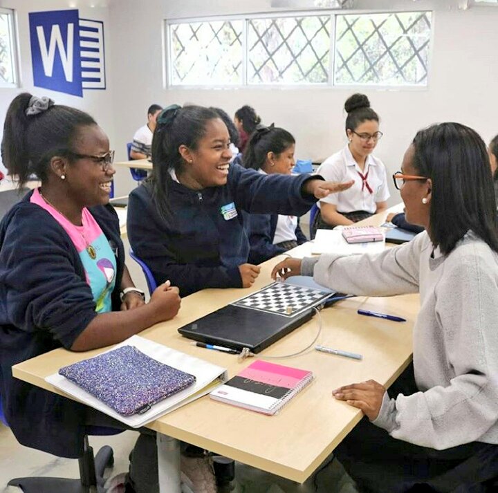 En los Centros ¡Supérate! de la Fundación Alberto Motta el aprendizaje se da a través de la aplicación y experimentación de los contenidos. Por ende, los estudiantes aprenden haciendo. #Educación #LegadoMotta