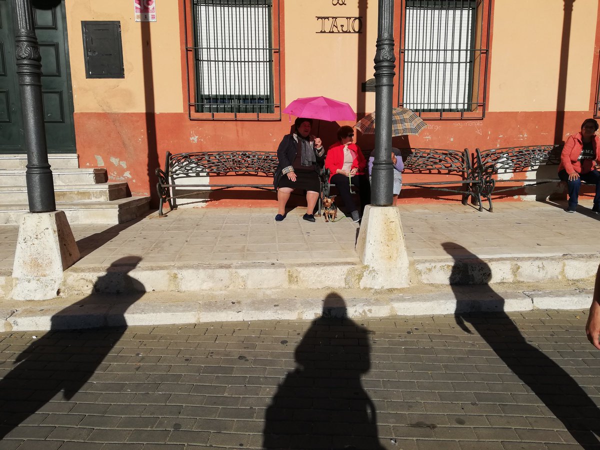 runmanantiales's tweet photo. Ya hay aficionadas al running cogiendo sitio para ver el próximo día 6 de abril a todos los corredores. Os esperamos!!! 😜🏃♂️🏃♀️🤗#RunManantiales #CarrerasPopulares https://t.co/pWQfi4x1pP