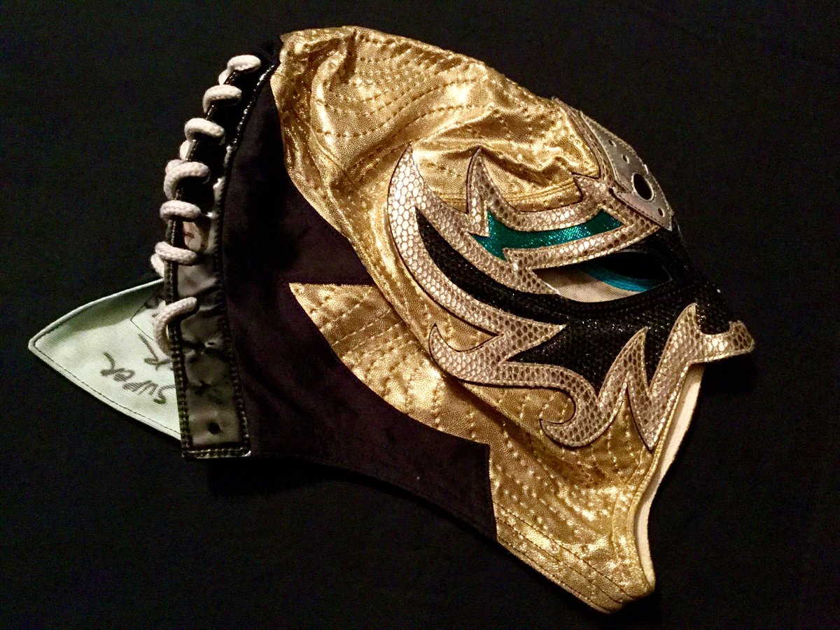 RHP4ever's tweet image. Mascara Dorada mask worn by @WWEGranMetalik from the @njpw1972 2015 Best of the Super Juniors in his match against @azucarRoc. #MascaraDorada #BOTSJ #NJPW #LuchaLibre