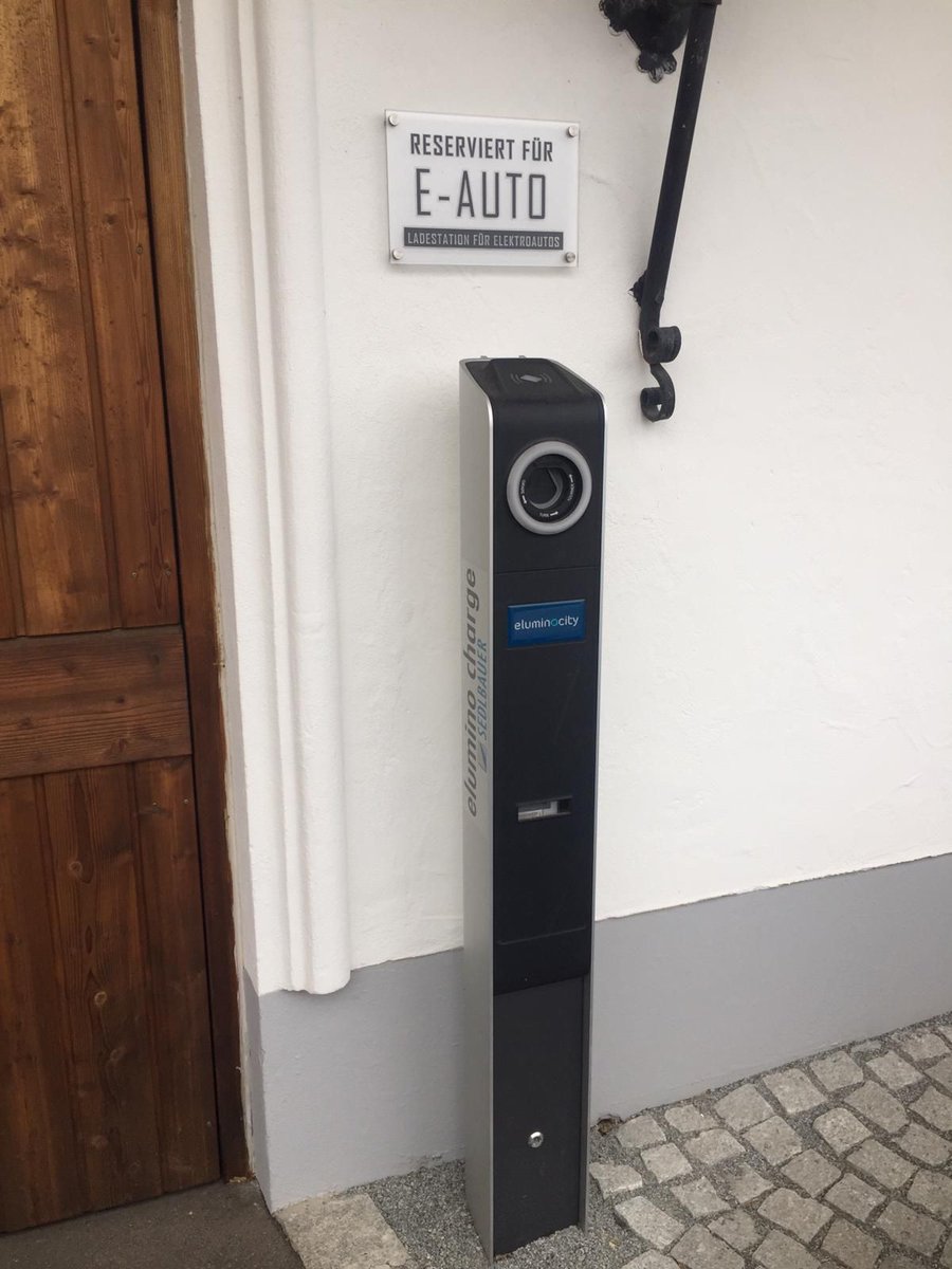 Sedlbauer_AG's tweet photo. Mit dem #EluminoCharger von #Sedlbauer können auch E-Autos beim #Jagdhof, dem 5-Sterne #Wellnesshotel in #Röhrnbach im #BayerischenWald, geladen werden. #Charger #Ladesäule #Wellness #Elektroauto #ElectricVehicles #Emobility #Grafenau #Wallbox #EV #Elektromobilität https://t.co/Fqia4q25LZ