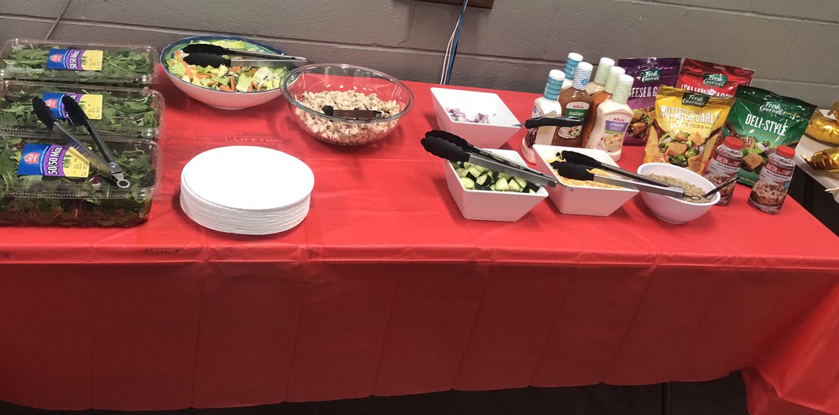 Theresa29118330's tweet photo. After success sharing weekend 1247 is going the healthy route today .... salad bar for  Monday lunch !!!! 🥒🥬🥕🍅🥗@VanessaJuelfs @ROCAnne70 @Pathawkins001 @LeeInHD1 https://t.co/XwQbzjTTsF