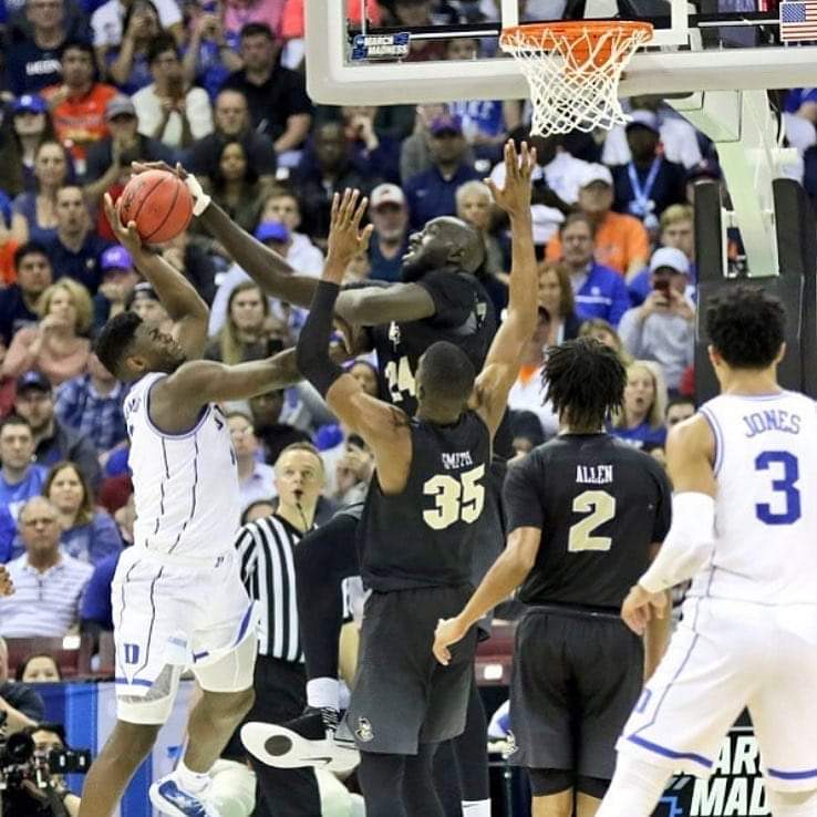 nbaportugalcom's tweet photo. Zion Williamson também é desarmado!!!
#NCAA #NBA #DUKEvsUCF #Zion https://t.co/v9SGbgfxQJ