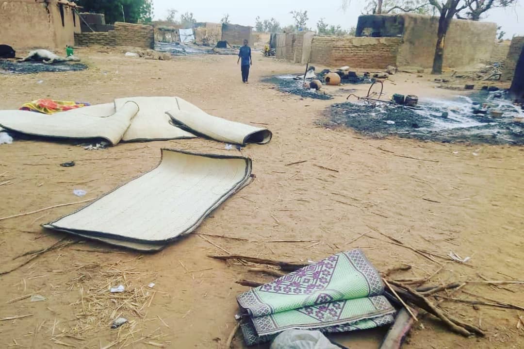 KLatif's tweet photo. 134 Fulani were massacred in an attack on their village this past week in central Mali.  Their attackers surrounded their village at dawn, killed most people, including the children, in their homes, and then burned down those homes and whatever else they could.  #MaliMassacre https://t.co/bBHJiLJeZW