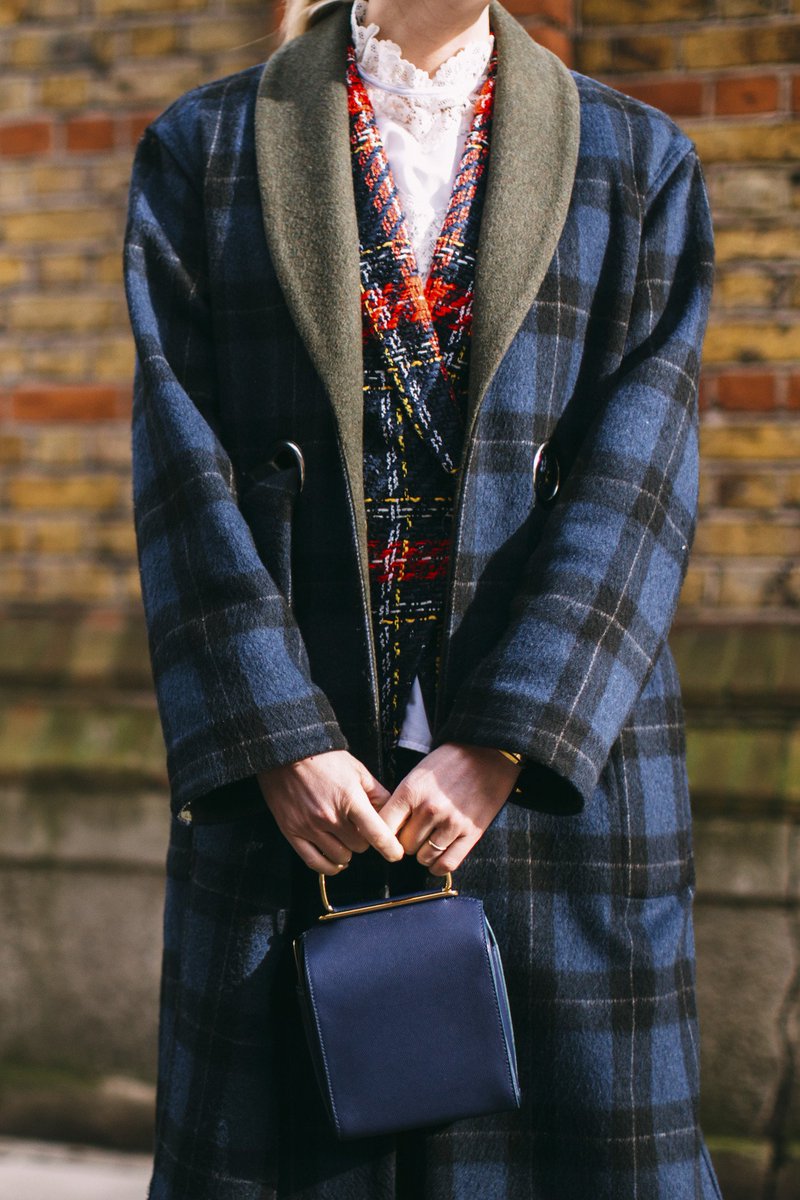 Destapabocas970's tweet photo. "Continúan de moda los cuadros, por ejemplo en blazer o en falda. Una falda corta con botas de caño alto queda muy bien", explicó @MalenaPazdice https://t.co/CtIj9IHKwV