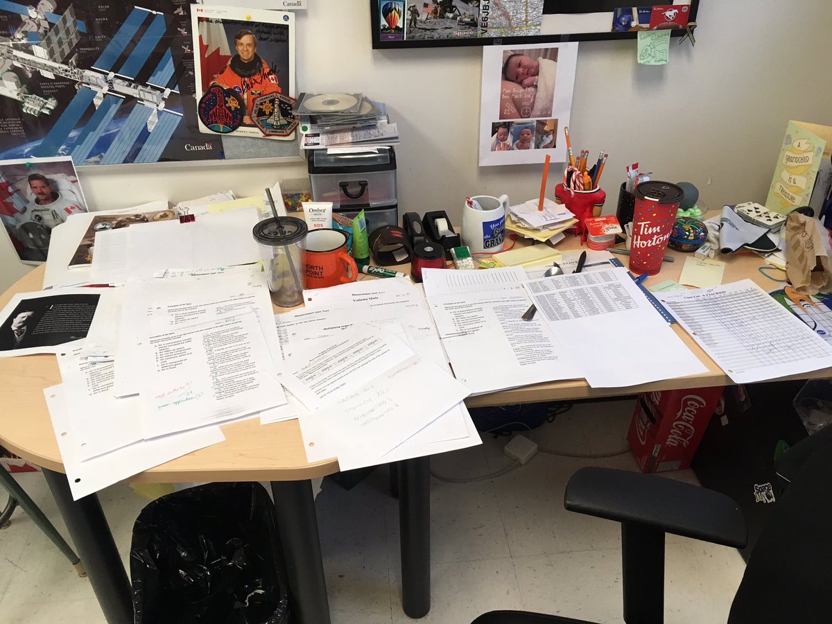 Brianinspace's tweet photo. Is this what my week is supposed to start like? #fulldesk=busyweek https://t.co/iNjReib75f