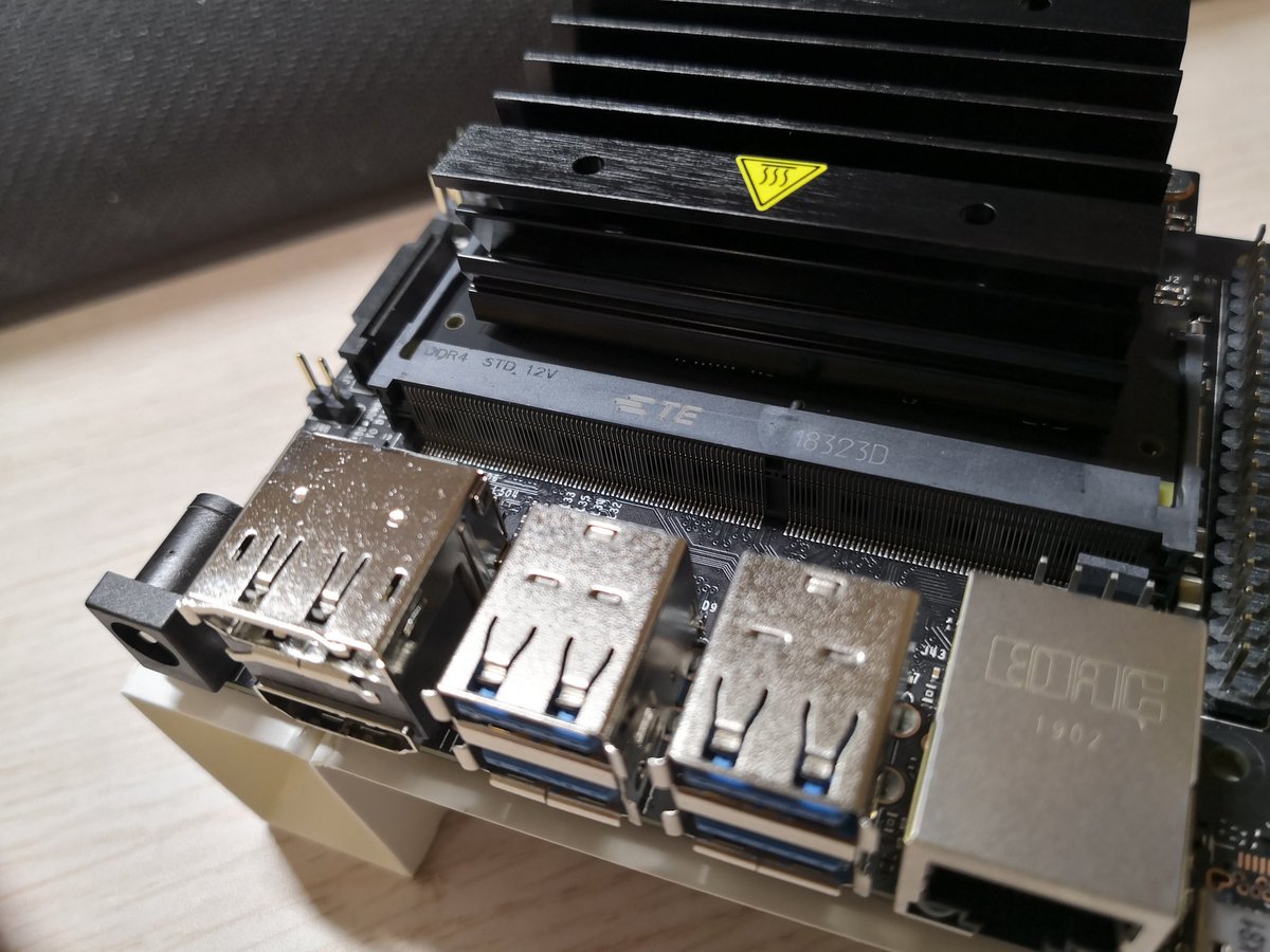SPtuan's tweet photo. 老黄的新玩具Jetson Nano！和树莓派+NCS对标？马上上手。 https://t.co/h5rM5w9Pe0
