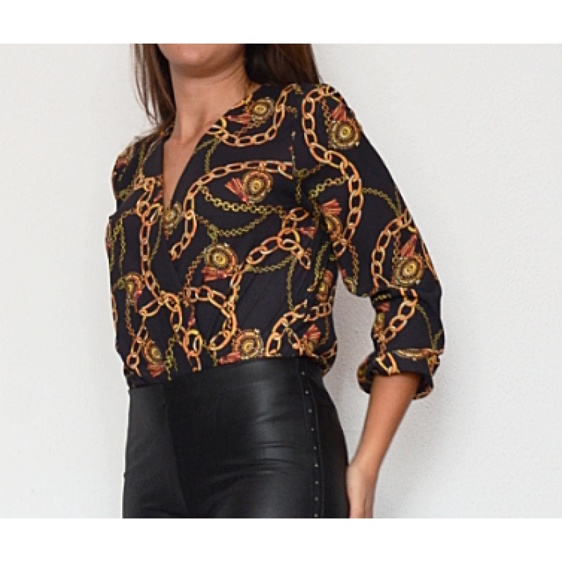 Destapabocas970's tweet photo. "Se vienen los estampados estilo pañuelo con cadenas, elementos florales en dorado. La polera de manga corta es un revival infaltable. Un pañuelo atado en la cartera, en el cuello o en la cintura ya están a la moda", dijo @MalenaPazdice https://t.co/QG7apdH8fp