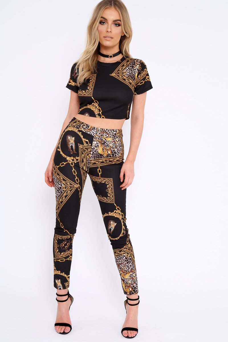 Destapabocas970's tweet photo. "Se vienen los estampados estilo pañuelo con cadenas, elementos florales en dorado. La polera de manga corta es un revival infaltable. Un pañuelo atado en la cartera, en el cuello o en la cintura ya están a la moda", dijo @MalenaPazdice https://t.co/QG7apdH8fp