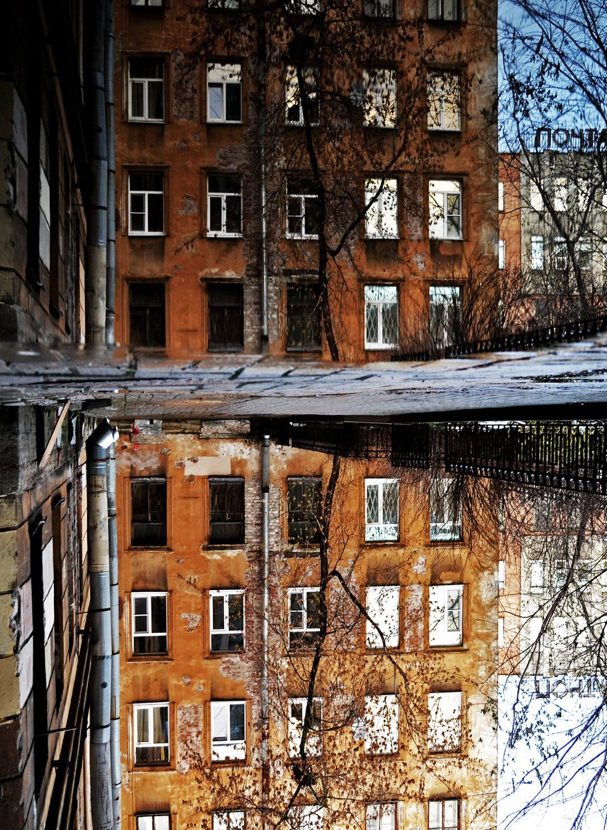 KaplunDmitriy's tweet photo. Смотрю иногда на фотки и сам не понимаю, что это тут такое. А это лужная фантасмагория в стиле выцветший багрец. 

#дворыпитера #петербург #прогулкипопитеру #типичныйпитер #дворыпетербурга #непарадный https://t.co/gWIHuyVgYP