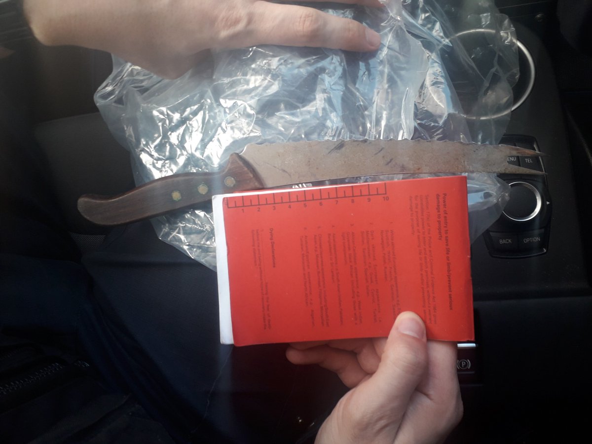MPSFulhamTown's tweet photo. DWOs were alerted to the location of where a knife was found.  We urge all residents to report any sightings of weapons to police. #opsceptre #knifecrime https://t.co/7tTecQd1YR