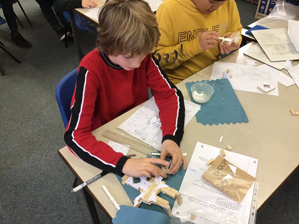 ClaphamTerrace1's tweet image. Year 6 are continuing their DT projects about ‘Structures’. #creativelearning #resilientlearning #persistentlearning