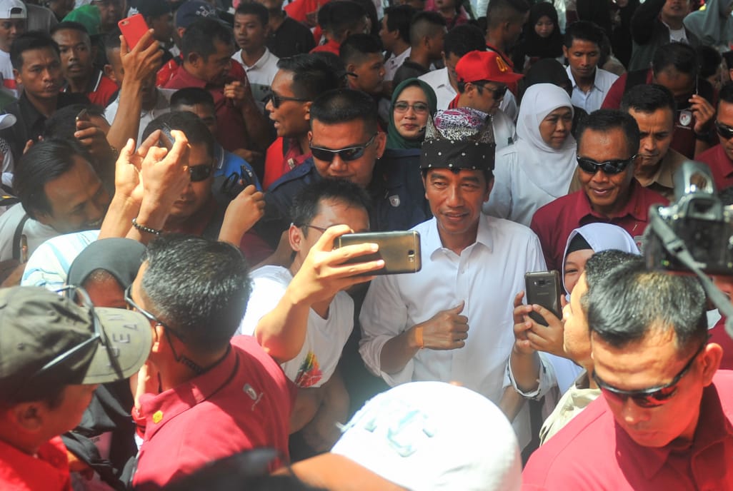 dzzulqarnain's tweet photo. Pilihlah seseorang yang sederhana, sesederhana ia menjalani aktivitas kehidupannya, sebab orang yang sederhana, akan mencintai keadaan di sekitarnya, dengan cara yang sangat luar biasa, seperti sosok pakde @jokowi #Pilih01BajuPutih #229Management #SpiritofMillennials #TAYTB https://t.co/L5cqGAYrTA